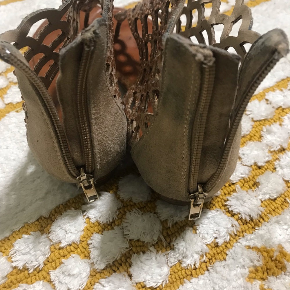 Beautiful sandals - Picture 2 of 3
